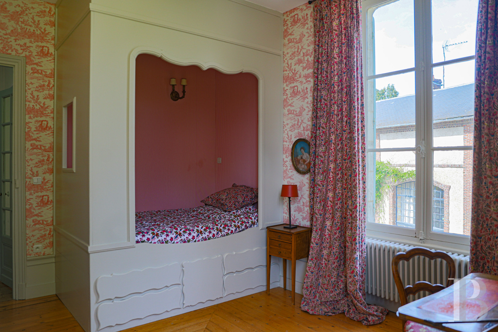 Dans le Perche, au nord-est de Bellême, une maison des 18e et 19e siècle au milieu de grands arbres  - photo  n°31